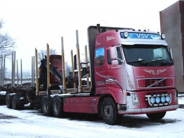 Лесовозы бу россия. Sisu c500 лесовоз. Сортиментовоз Volvo fh12. Вольво лесовоз. Вольво лесовоз с прицепом.