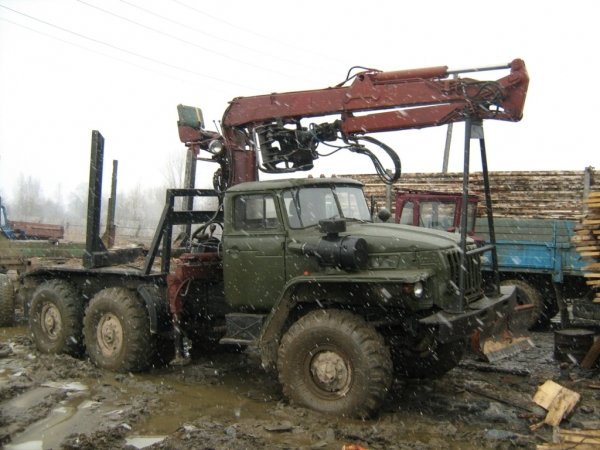 Урал-лесовоз 1996г.с манипулятором Хиап (Швеция) продам за 680т.р.