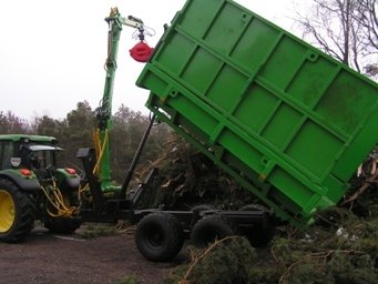 Самосвальный тракторный прицеп Chameleon для погрузки сучьев, веток